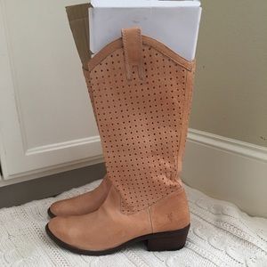 NWOT Frye Carson boots ✨